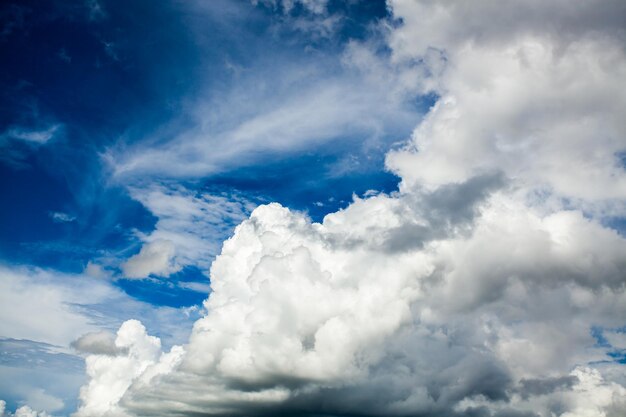 cielo dramático colorido con nubes al atardecer