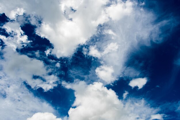 cielo dramático colorido con nubes al atardecer