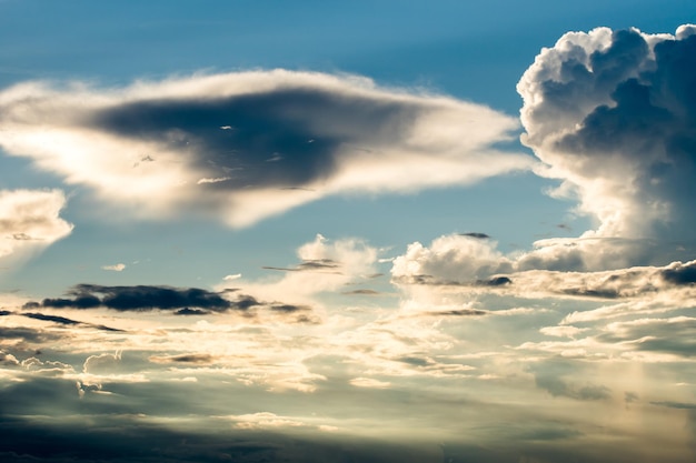 cielo dramático colorido con nubes al atardecer