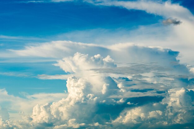 Foto cielo dramático colorido con nubes al atardecer