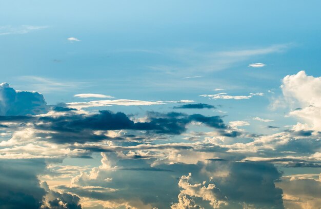 Foto cielo dramático colorido con nubes al atardecer