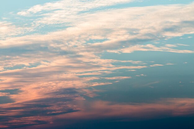 Foto cielo dramático colorido con nubes al atardecer