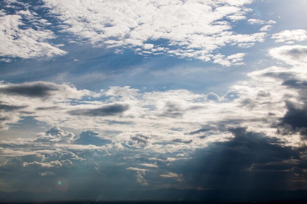 cielo dramático colorido con nubes al atardecer