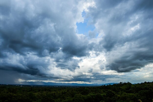 cielo dramático colorido con nubes al atardecer