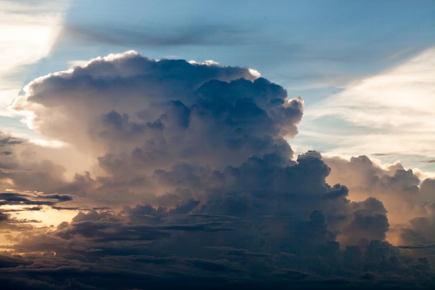 cielo dramático colorido con nubes al atardecer