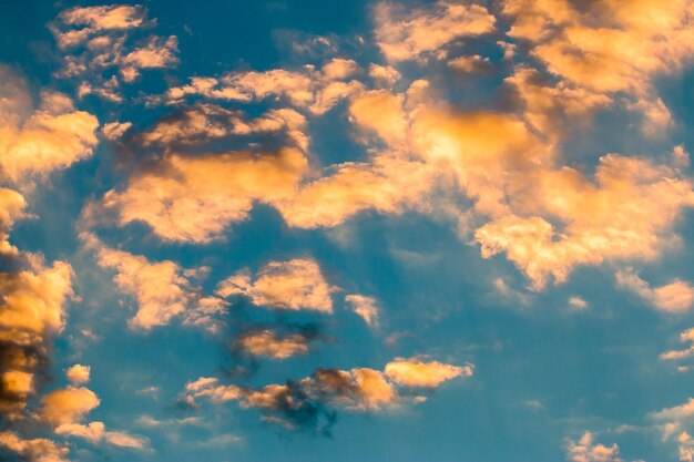 Foto cielo dramático colorido con nubes al atardecer