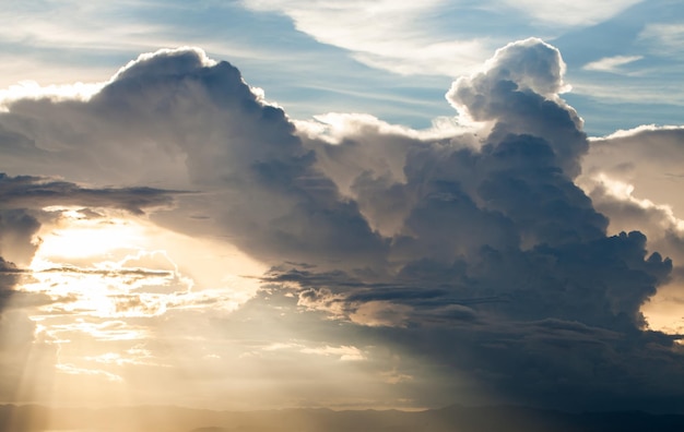 cielo dramático colorido con nubes al atardecer