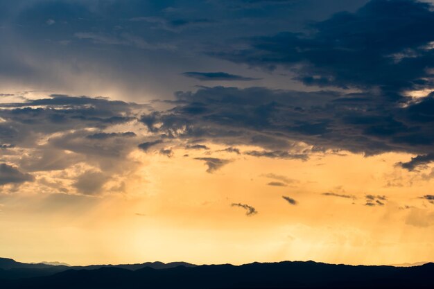 cielo dramático colorido con nubes al atardecer