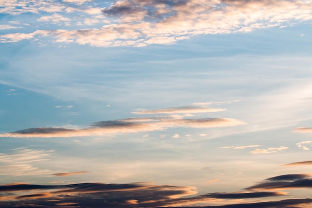 cielo dramático colorido con nubes al atardecer