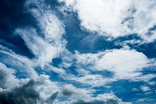 cielo dramático colorido con nubes al atardecer