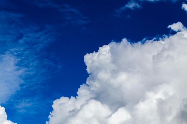 Foto cielo dramático colorido con nubes al atardecer