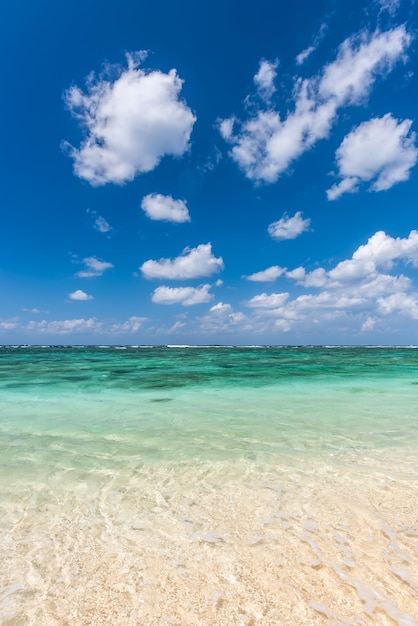 Cielo dramático en un día soleado en una playa paradisíaca agua turquesa cristalina