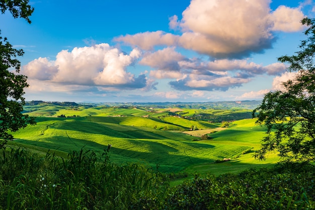 Cielo dramático escénico y luz del atardecer sobre la cordillera cultivada y campos de cultivo de cereales