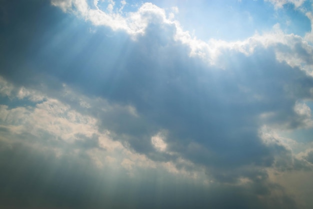 Cielo dramático y fuertes nubes de lluvia