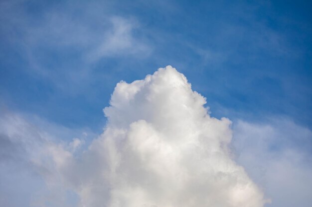 Un cielo dramático con hermosas y exóticas nubes.