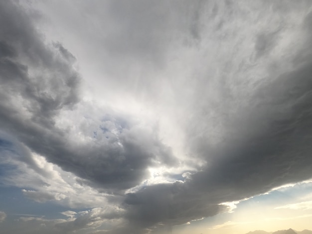 Cielo dramático y nubes esponjosas.