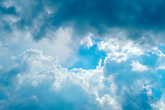 Cielo dramático con nubes grises y blancas con espacio de copia