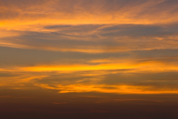 Cielo dramático con nubes en la noche