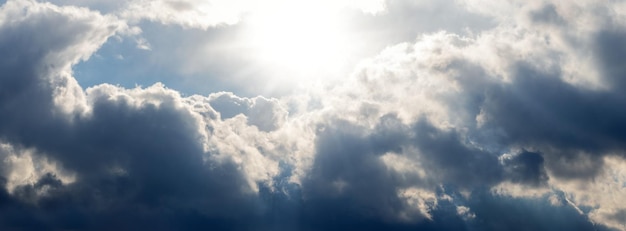 Cielo dramático con nubes oscuras iluminadas por el sol