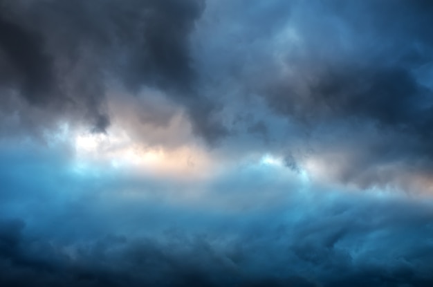 Cielo dramático con nubes oscuras