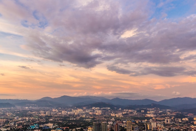 Cielo dramático y nubes sobre el centro de la ciudad de Kuala Lumpur