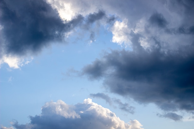 Cielo dramático con nubes de tormenta. Cielo azul y nubes.2