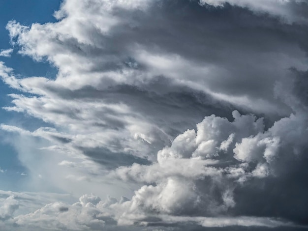 Cielo dramático con nubes tormentosas oscuras antes de la tormenta