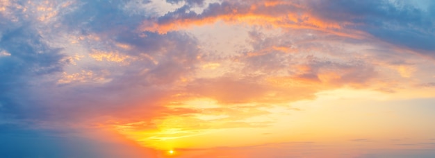 Cielo dramático nublado con sol naranja al atardecer o al amanecer