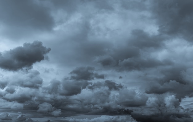 Cielo dramático oscuro y nubes.