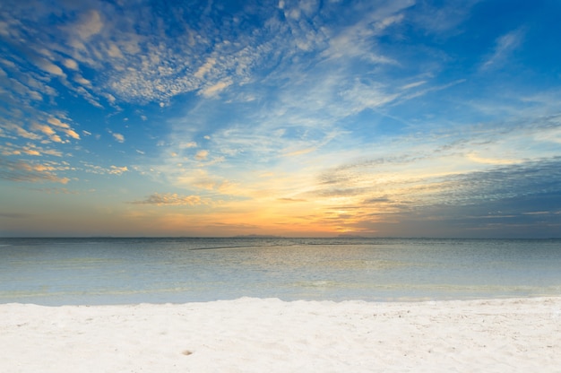 Cielo dramático panorámico mar y playa de arena blanca al amanecer, isla de Samui, Tailandia