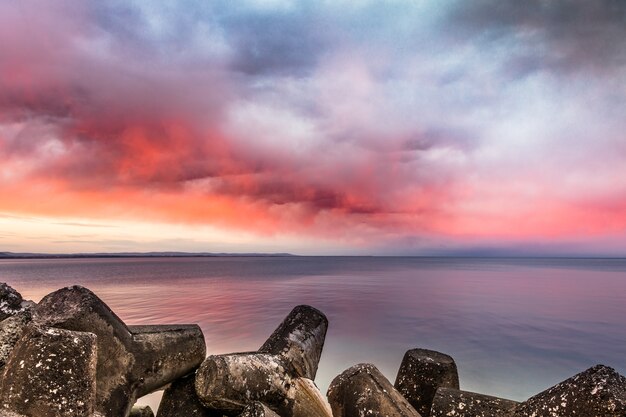 Cielo dramático en la playa