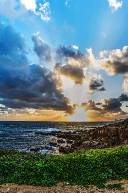 Cielo dramático sobre el mar al atardecer