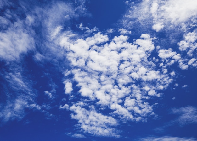 Cielo dramático con el sol sobre las nubes.