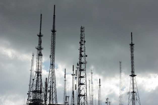 Cielo dramático y torre de telecomunicaciones.