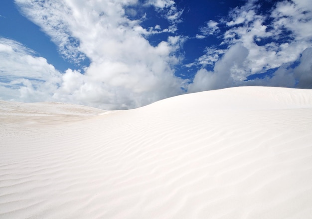 Cielo y dunas de arena blanca en Australia