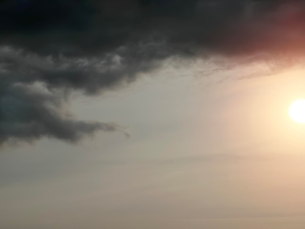 Cielo de ensueño cautivador Impresionante concepto de fondo natural Hermosas nubes con luz solar sutil