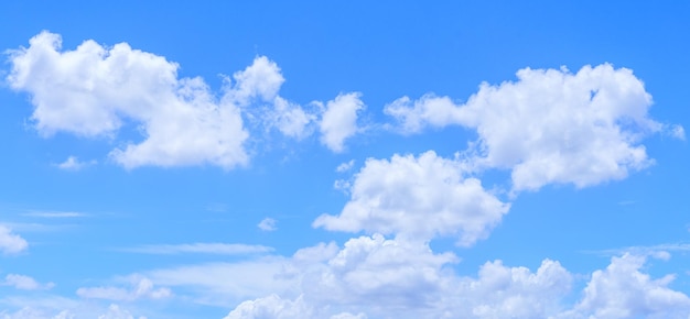 El cielo es azul brillante con hermosas nubes esponjosas cielo azul con nubes