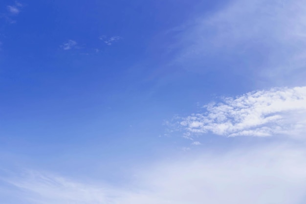 El cielo es azul con nubes hermosas por naturaleza.