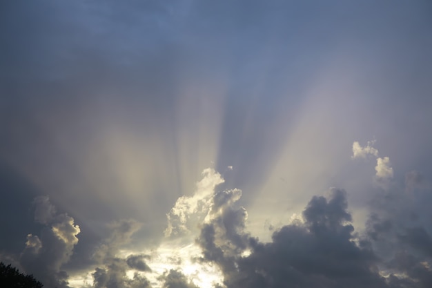 El cielo es azul con nubes, hermoso por naturaleza. Cielo azul con nubes blancas