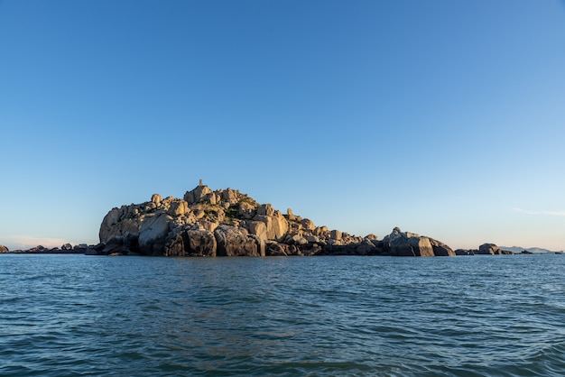 El cielo es claro y azul, la isla en medio del mar