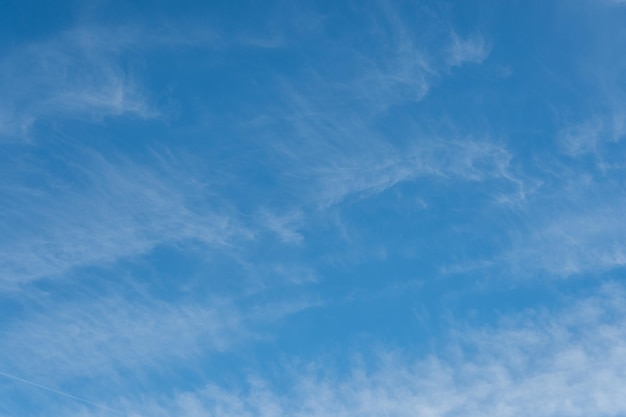 El cielo es claro y azul.