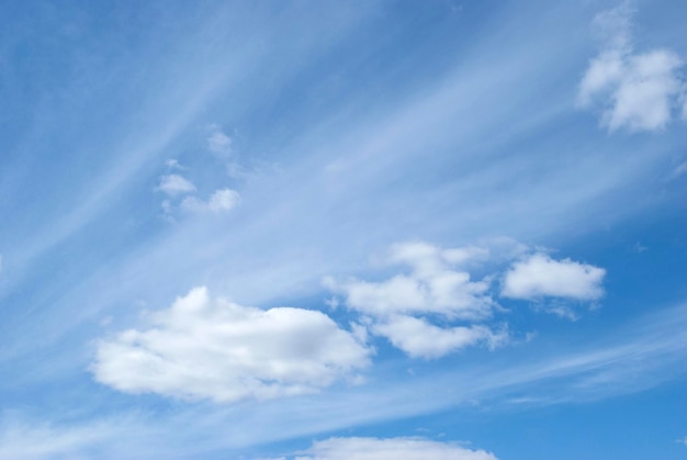 El cielo es claro y azul.