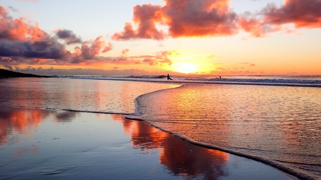 Cielo espectacular al atardecer en la playa de Noordhoek en Ciudad del Cabo Sudáfrica