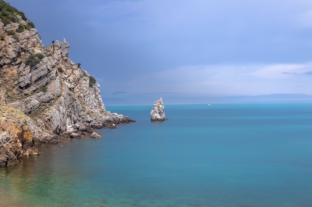 Cielo espectacular sobre la costa rocosa y la roca Parus en la costa del Mar Negro Península de Crimea