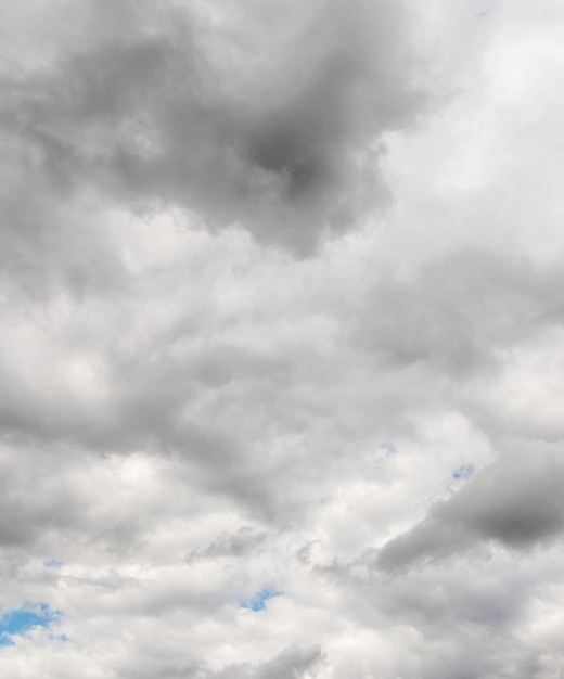 El cielo está cubierto de espesas nubes grises de lluvia.