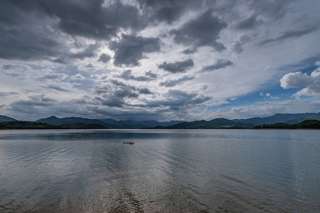 El cielo está cubierto de nubes y hay olas en el agua.