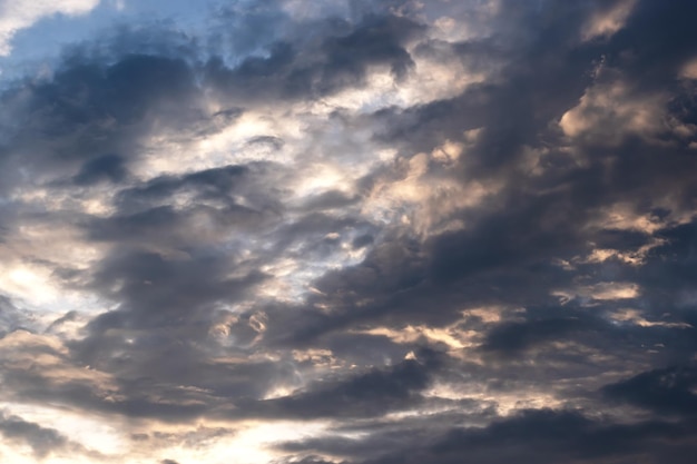 El cielo está cubierto de nubes oscuras