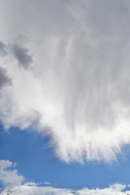 El cielo está cubierto de nubes oscuras