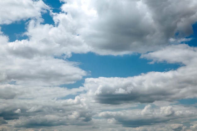 El cielo está cubierto de nubes. .El tiempo antes de una tormenta eléctrica.