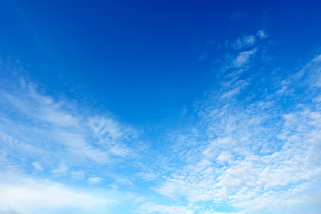 El cielo está flotando con hermosas nubes.